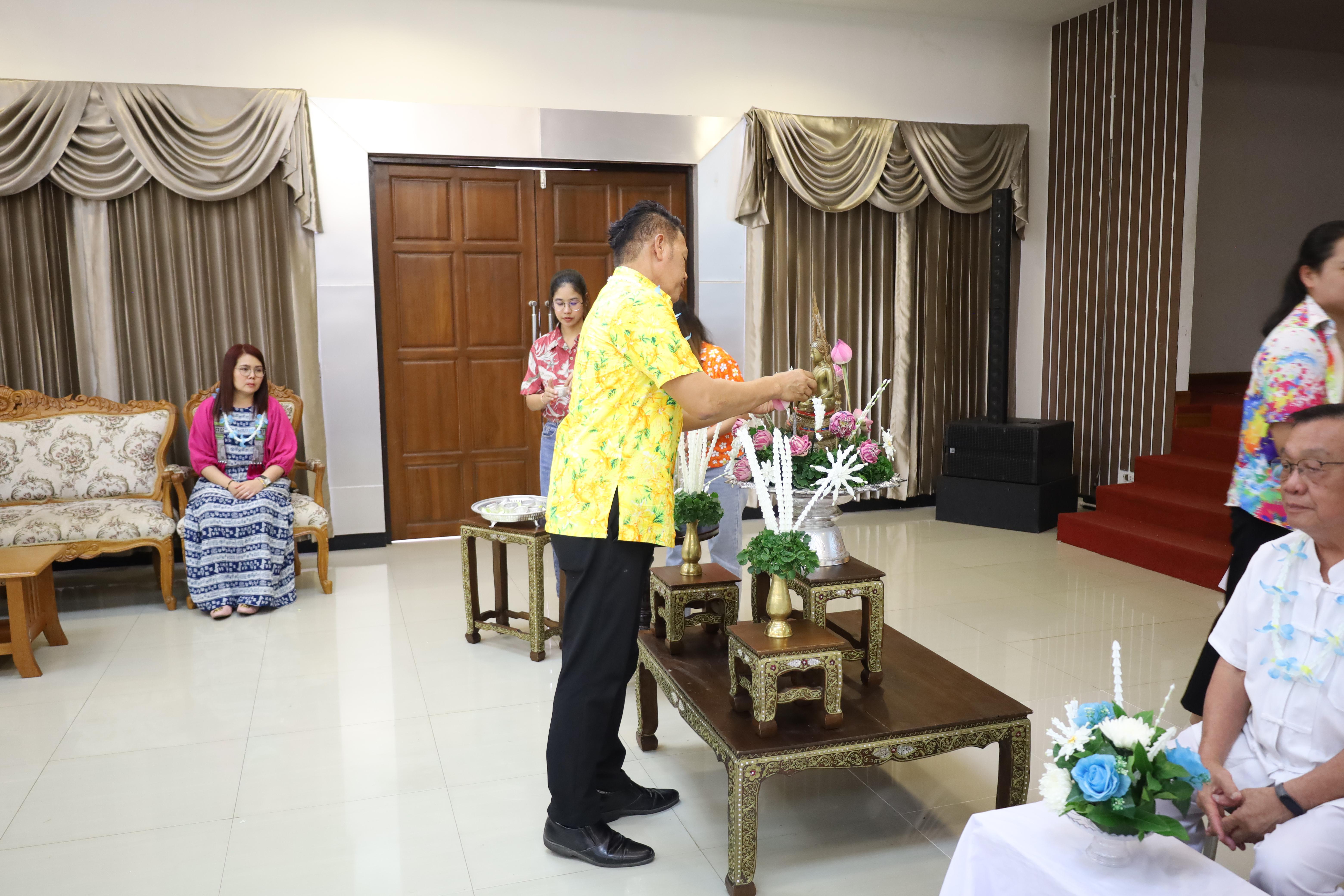 250. วันที่ 26 เมษายน 2568 สาขาการบริหารการศึกษา ได้จัดกิจกรรมรดน้ำดำหัวคณาจารย์ระดับบัณฑิตศึกษา ประจำสาขาการบริหารการศึกษา ณ ห้องประชุมครุร่มสัก 1 ชั้น 3 อาคารคณะครุศาสตร์